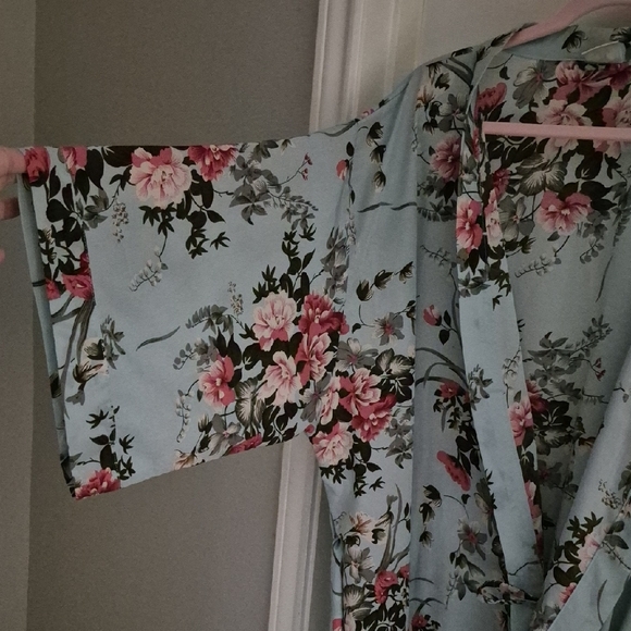 Floral Kimono Style Robe in Light Blue Fits Size 3x-5x - Picture 4 of 4